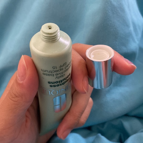 CLINIQUE Redness solutions Base SPF 15 - Picture 5 of 5